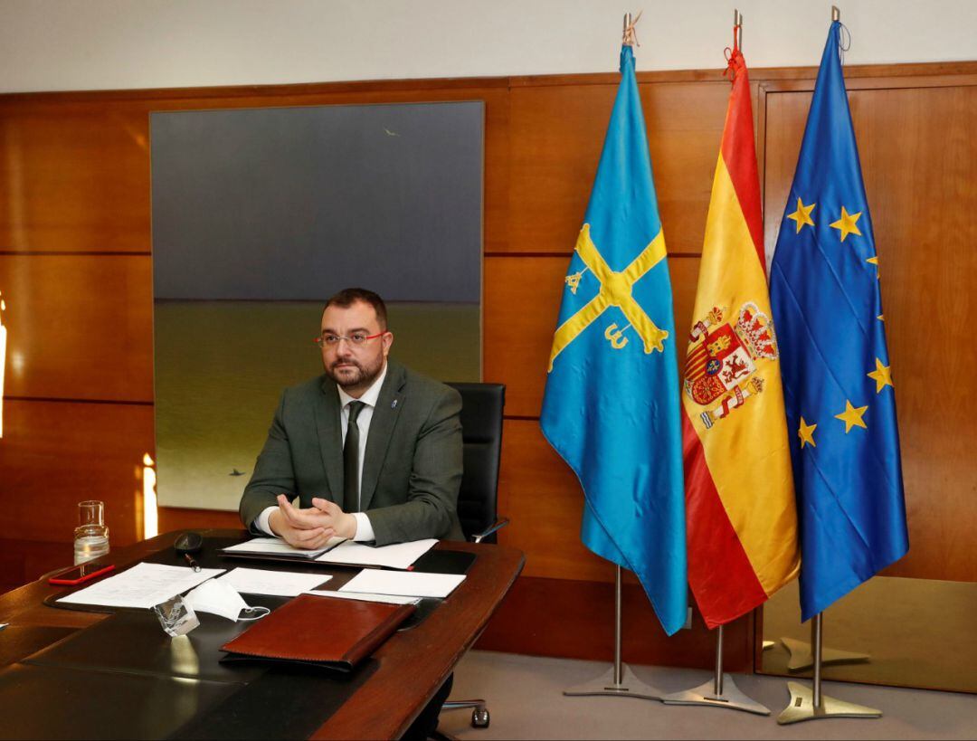 El presidente del Principado, Adrián Barbón, durante un encuentro telemático. 