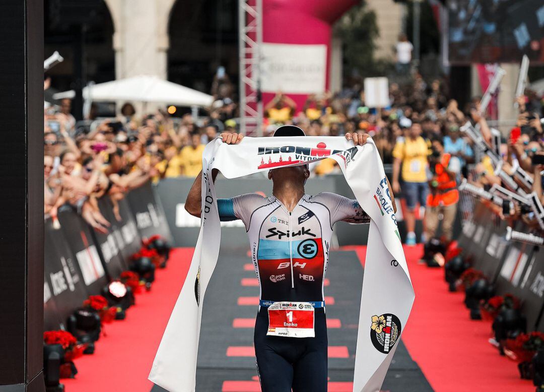 Eneko Llanos entrando en la línea de meta de la plaza de España.