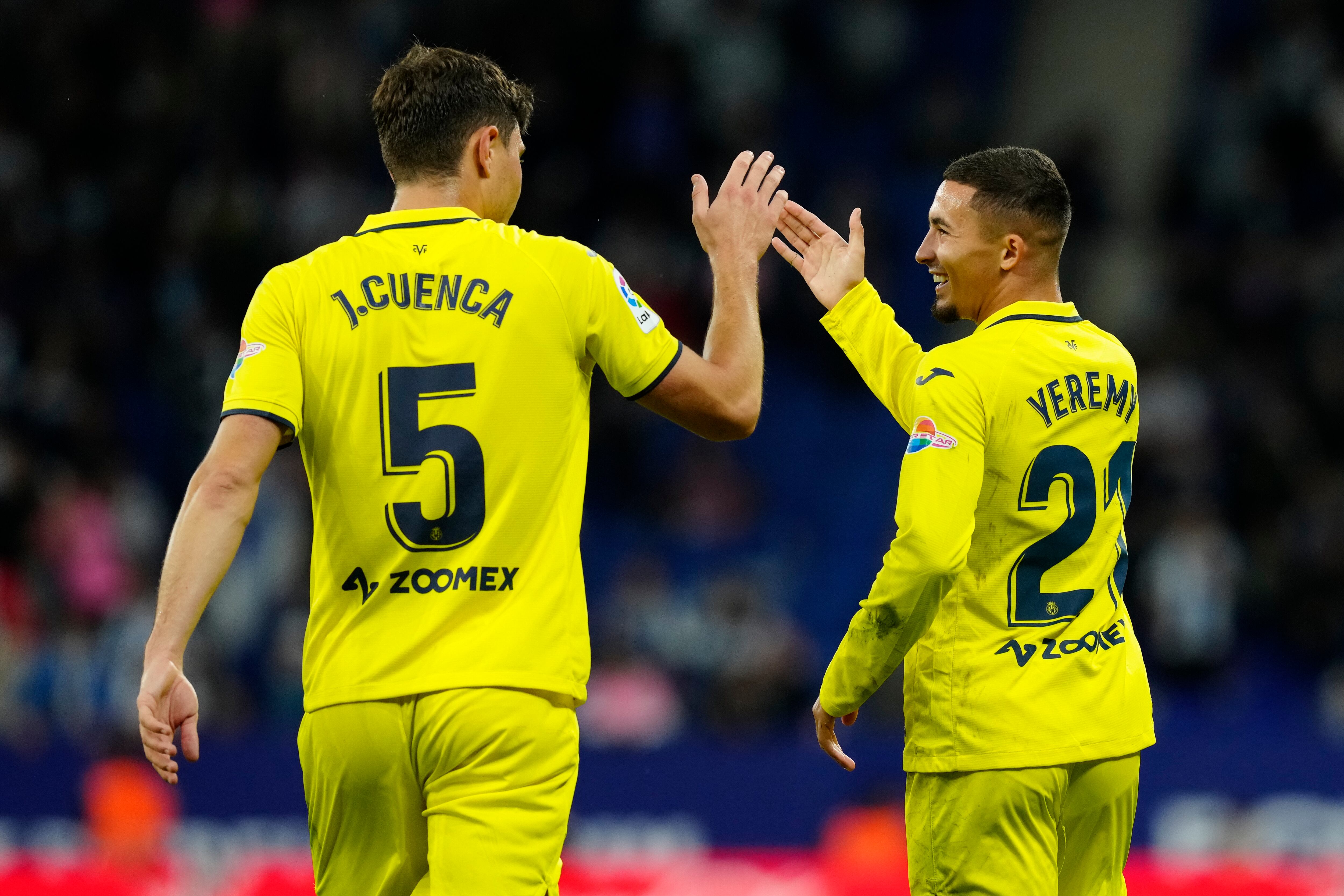 Cornellá de Llobregat (Barcelona), 09/11/2022.- Los jugadores del Villarreal, Yeremi Pino (d) y Jorge Cuenca, celebran el primer gol del equipo castellonense durante el encuentro correspondiente a la jornada catorce de primera división que disputan hoy miércoles frente al Espanyol en el RCDE Stadium, en Cornellá de Llobregat. EFE / Enric Fontcuberta.
