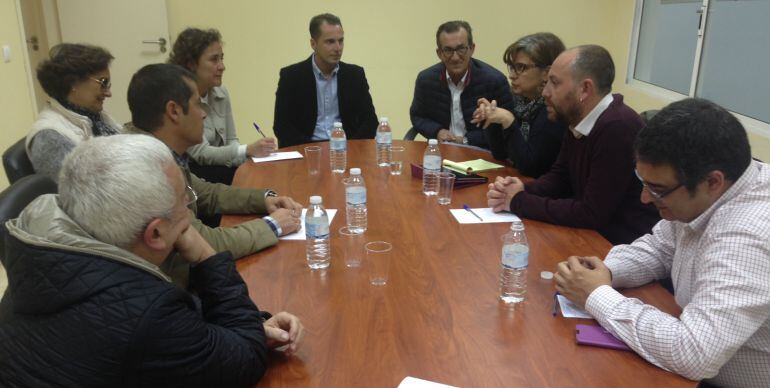 Santiago Gutiérrez y Paloma López con representantes de la Organización de Productores Pesqueros de Almadraba