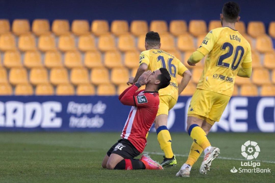 Nano Mesa lamenta la ocasión fallada en el minuto 22. 