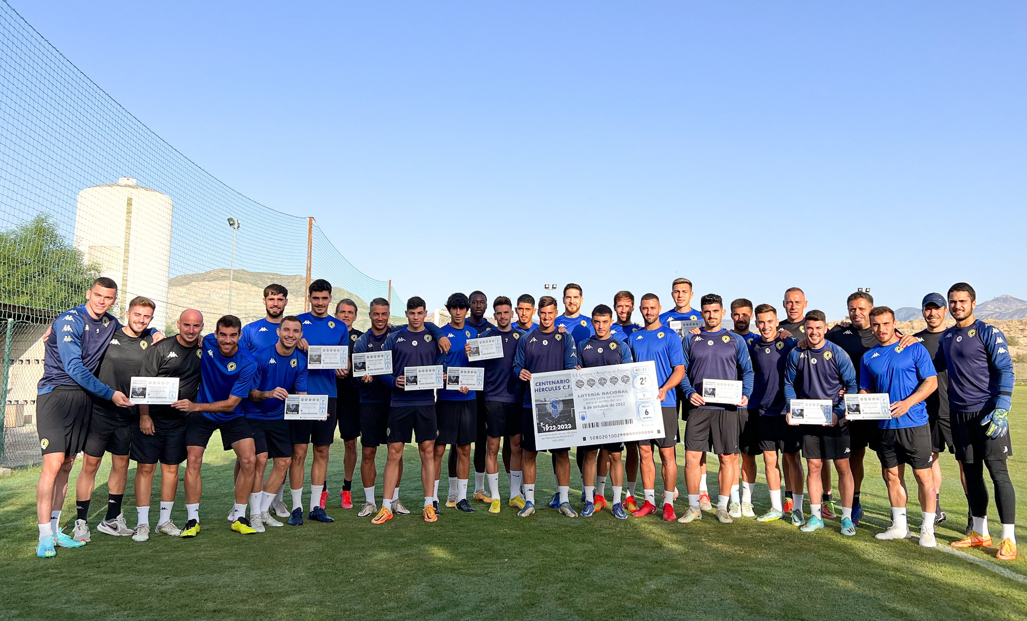 La plantilla del Hércules con el décimo de la Lotería Nacional que conmemora el centenario del club