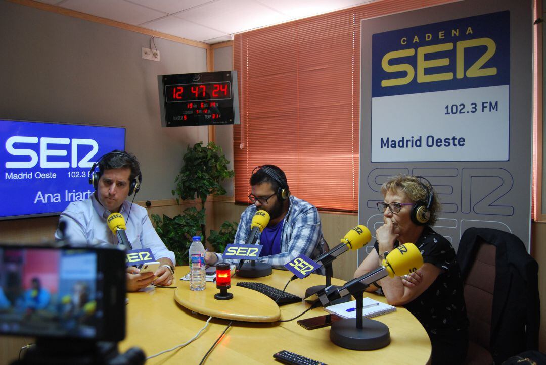 Los periodistas, de izquierda a derecha: Gustavo Muñana, Rubén Sánchez y Elisa Blanco