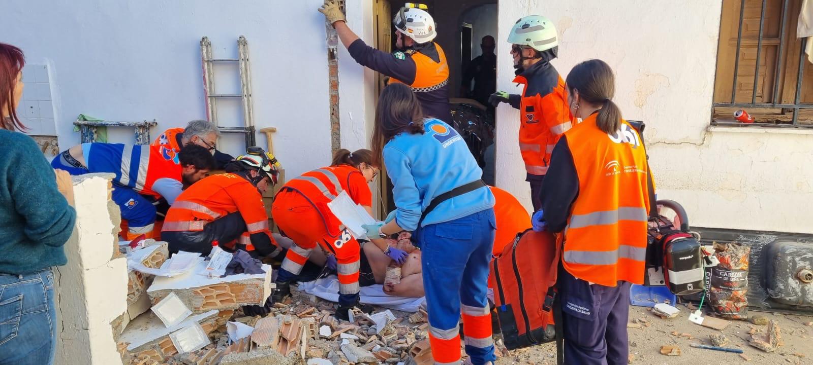 Los servicios sanitarios atendiendo a la víctima en la vivienda de Cártama (Málaga)