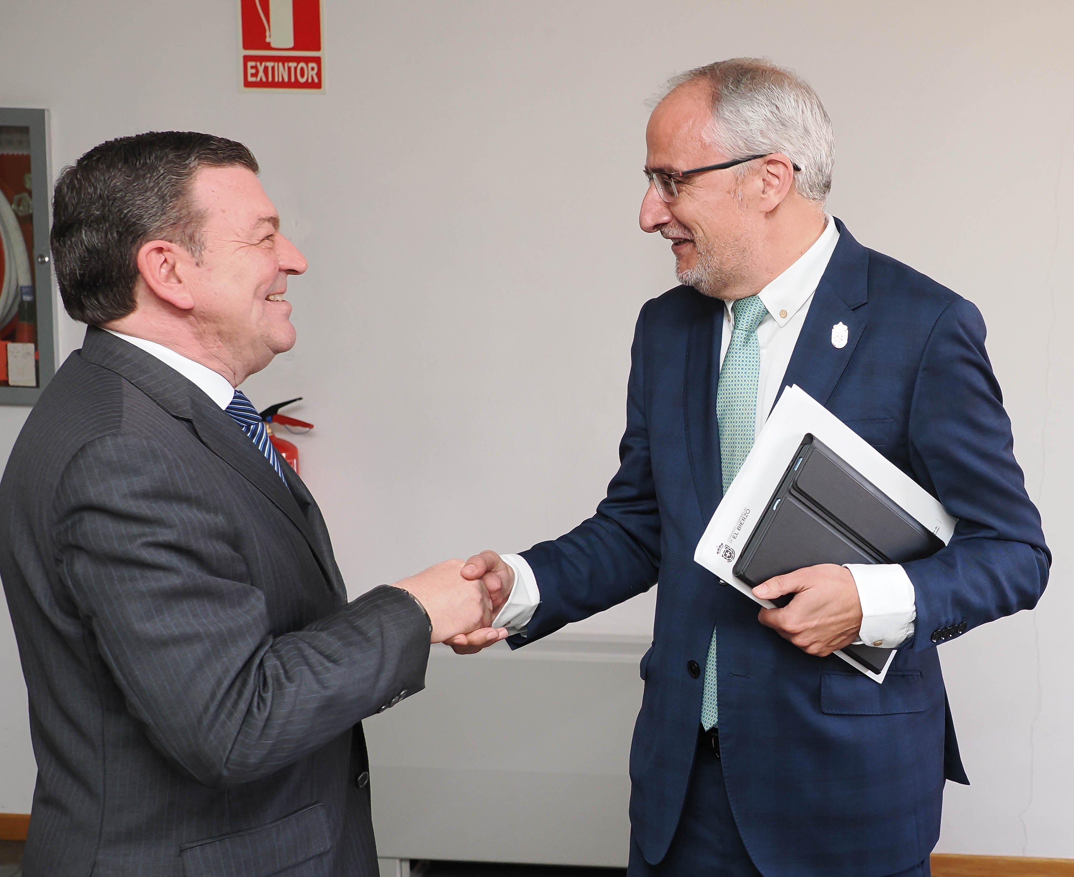 El consejero de Presidencia, Luis Miguel González Gago y el presidente del Consejo Comarcal, Olegario Ramón