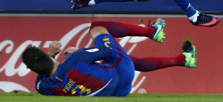 Piqué, en una jugada durante el partido en Anoeta