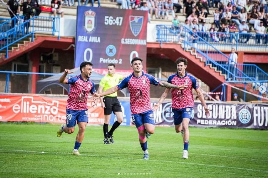 Los jugadores del Real Ávila celebran un gol ante la G.Segoviana