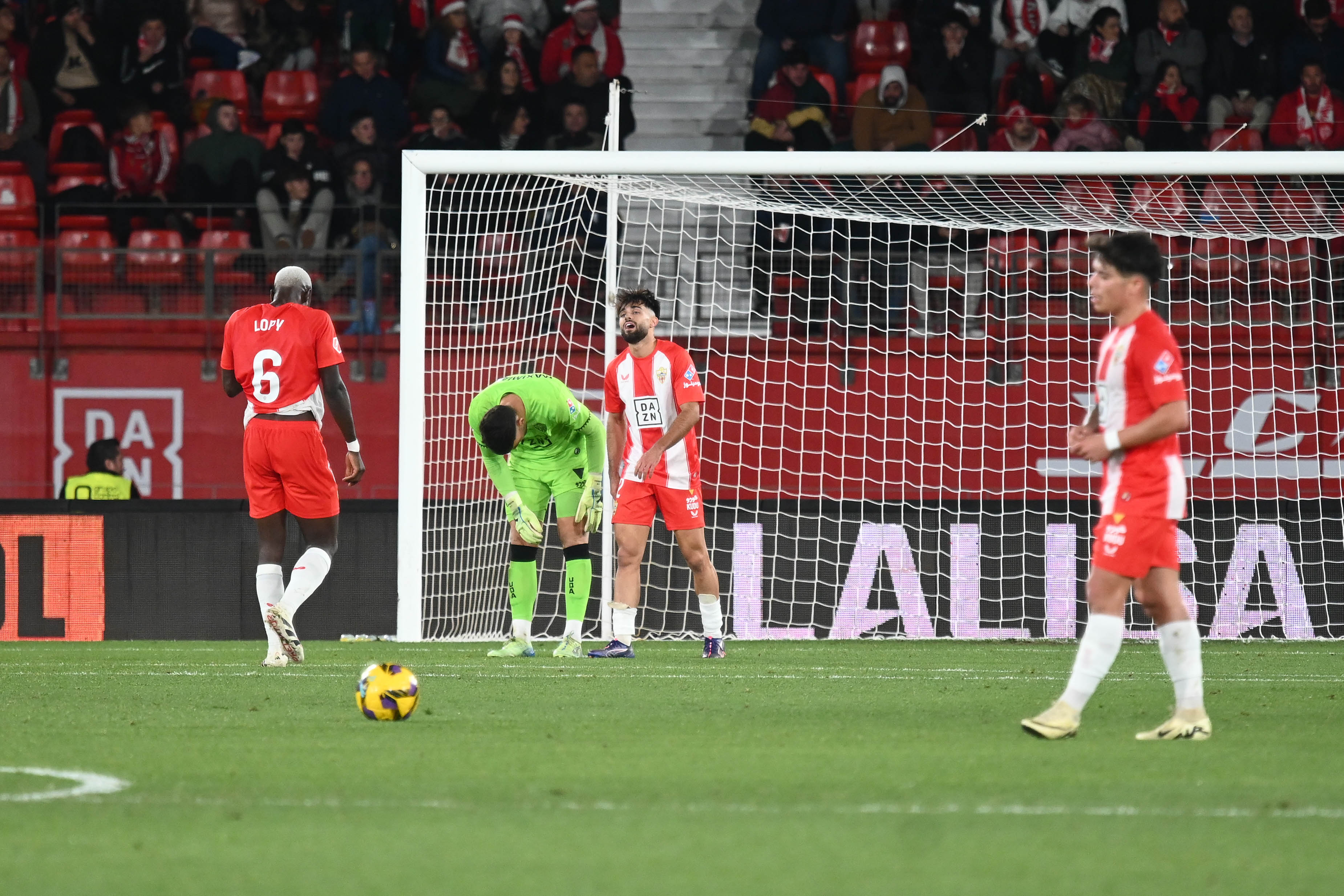 Lopy se seca el sudor frío de un error que le cuesta un gol al Almería.