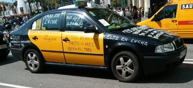 Uno de los taxis que ha participado en la manifestación por el centro de Barcelona