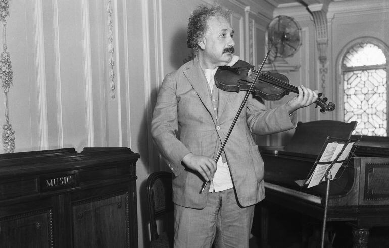 Albert Einstein tocando el violín en una imagen de 1932. 