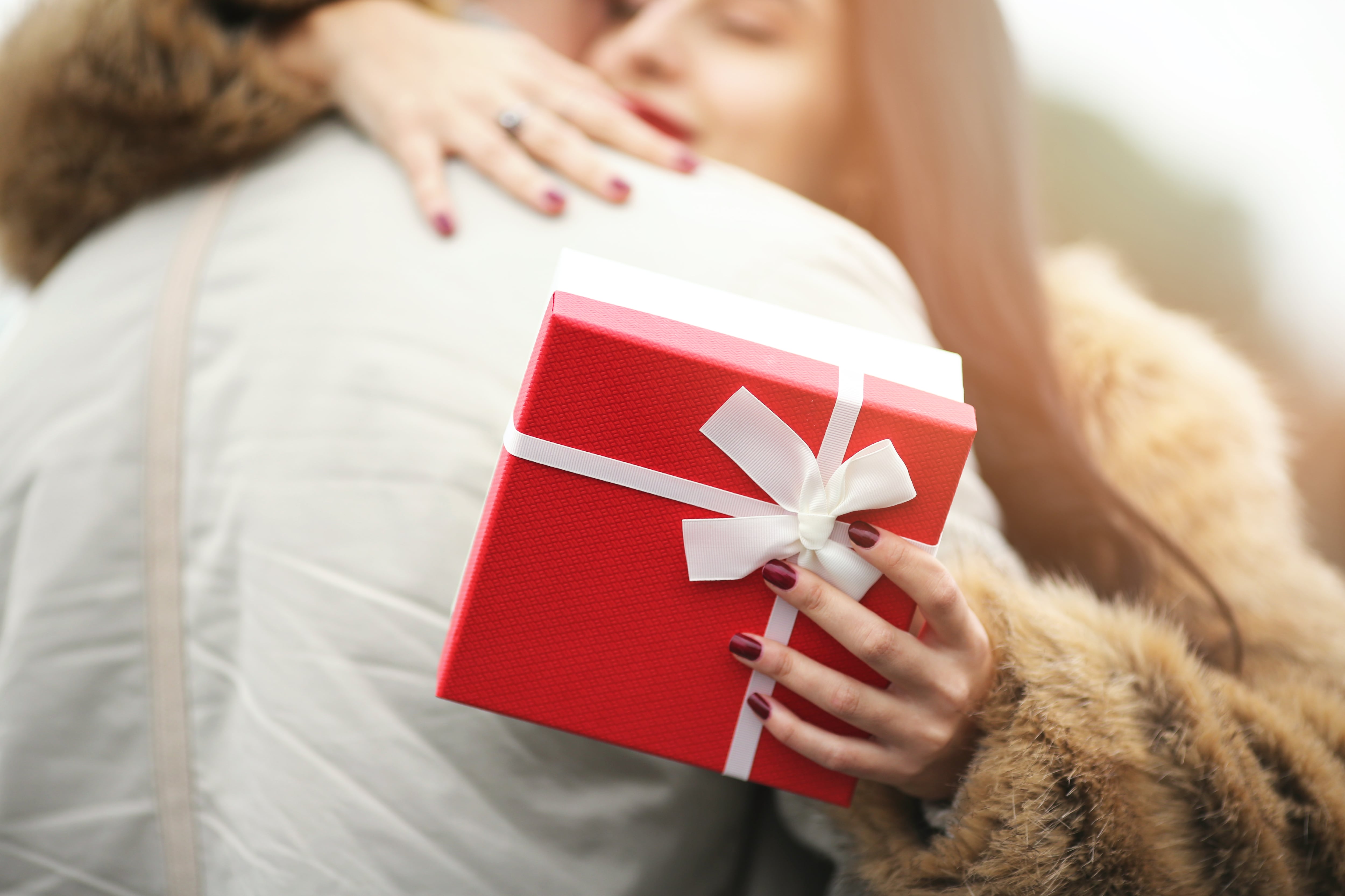 Chica recibiendo un regalo por San Valentín