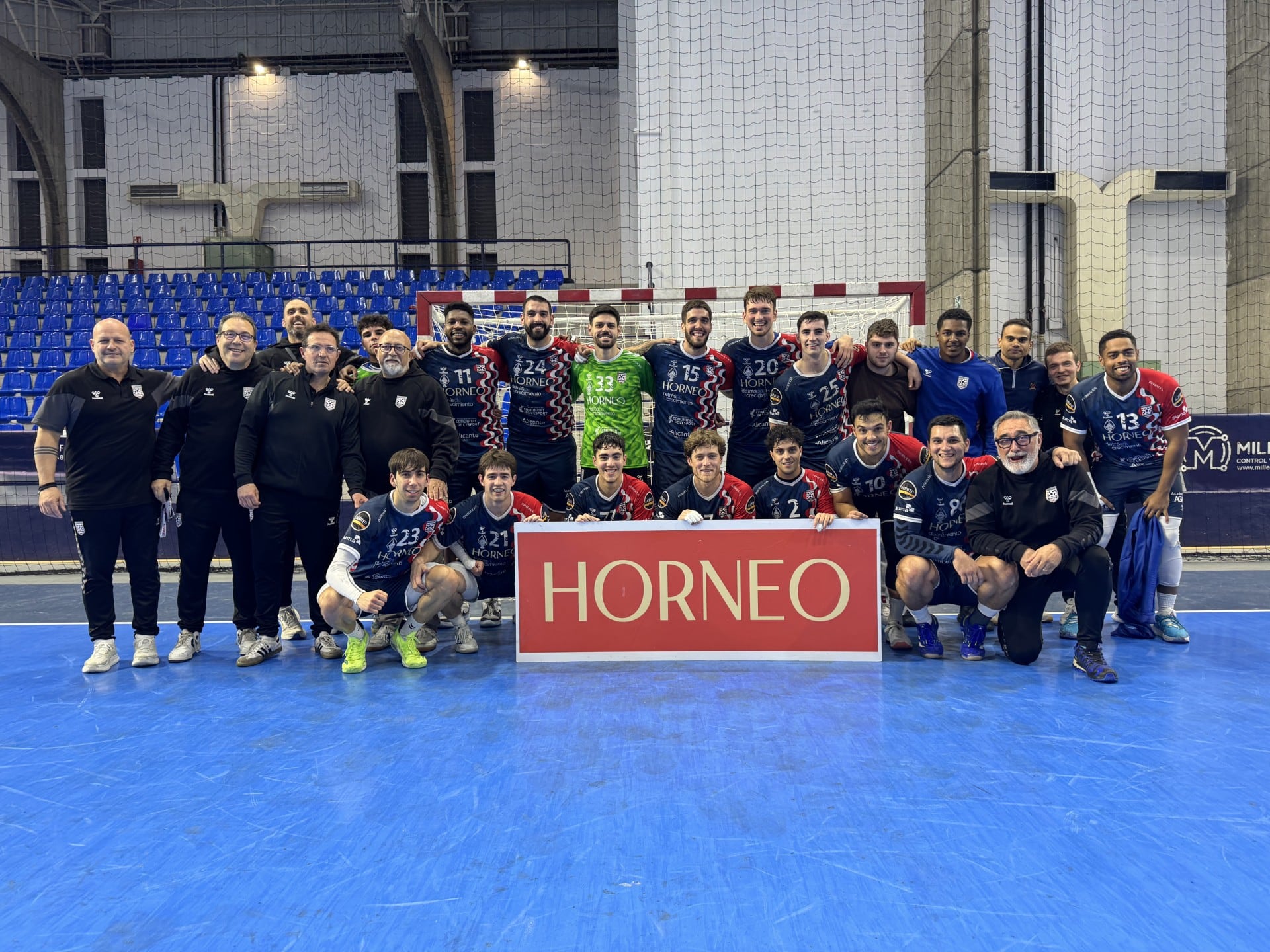 La plantilla de Horneo posa tras eliminar a Guadalajara en las 2ª ronda de la Copa del Rey