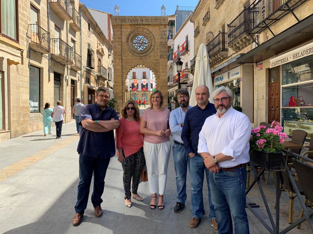 Miembros del Ayuntamiento y artífices ante la magnífica portada colocada en la Calle San Pablo