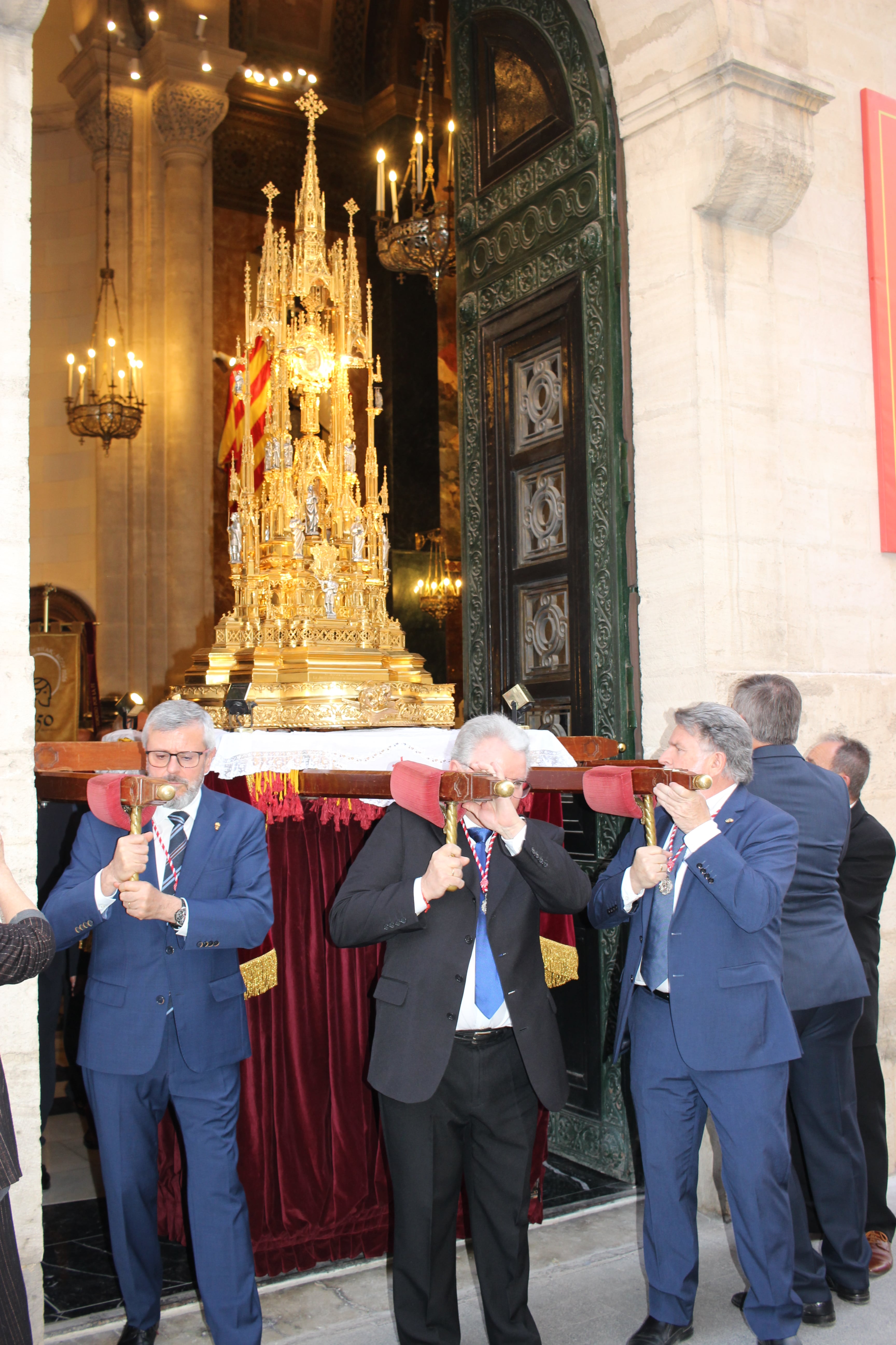 Instante en el que la Reliquia de San Jorge sale por la puerta que da a la calle Sant Blai de forma extraordinaria en la Procesión del Traslado llevada por festers de la Llana