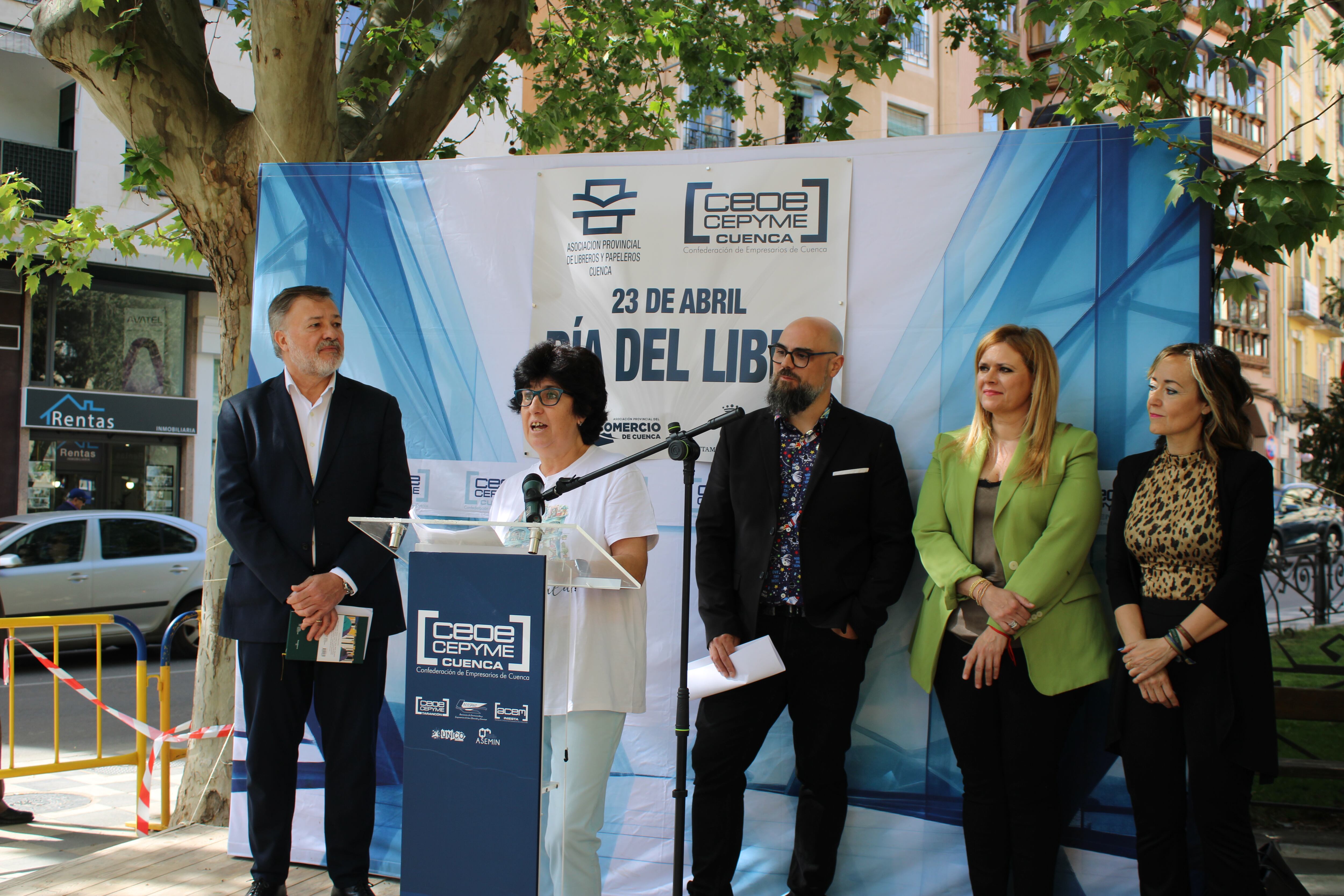 Araceli Cuerda, presidenta de los libreros de Cuenca, durante el acto inaugural del Día del Libro de 2026.