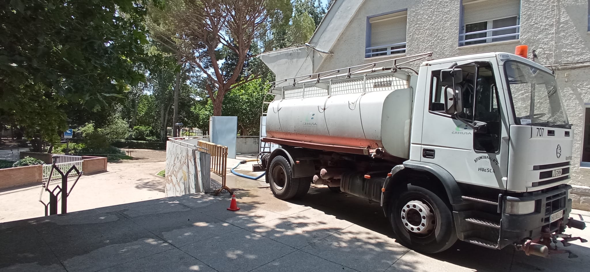 Camión recogiendo agua de la piscina del Parque