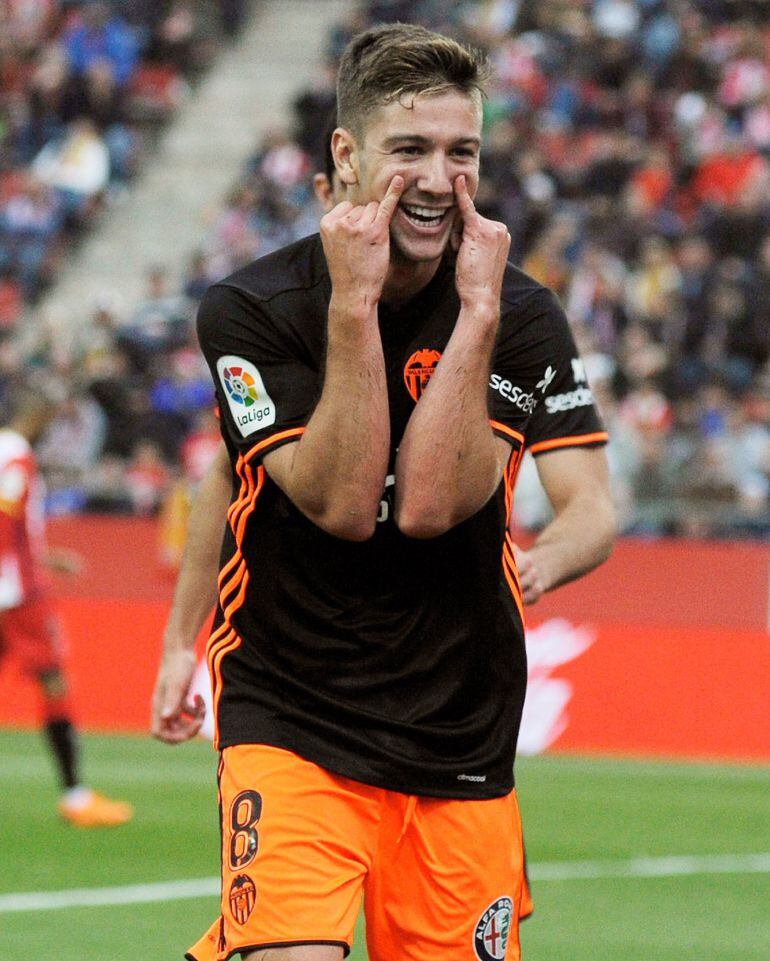 GRAF5906. GIRONA, 12052018.- El delantero argentino del Valencia CF Luciano Vietto celebra su gol, primero del equipo ante el Girona, durante el partido correspondiente a la jornada 37 de LaLiga Santander disputado hoy en el Estadi Municipal de Montilivi.