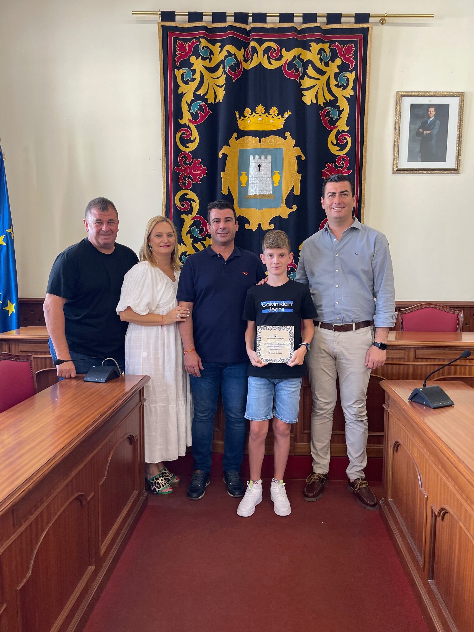 Alejandro Pérez junto a su familia y al alcalde de Níjar, José Francisco Garrido.