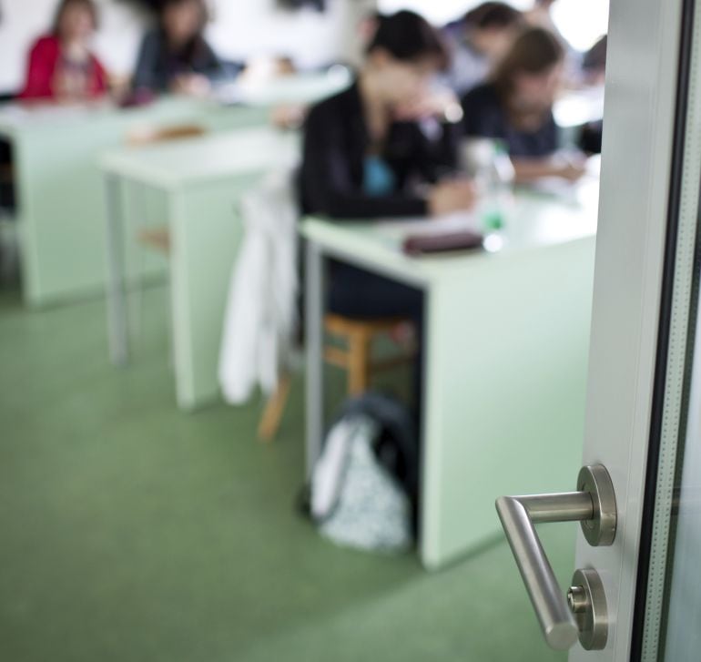 Alumnos durante una clase en un instituto