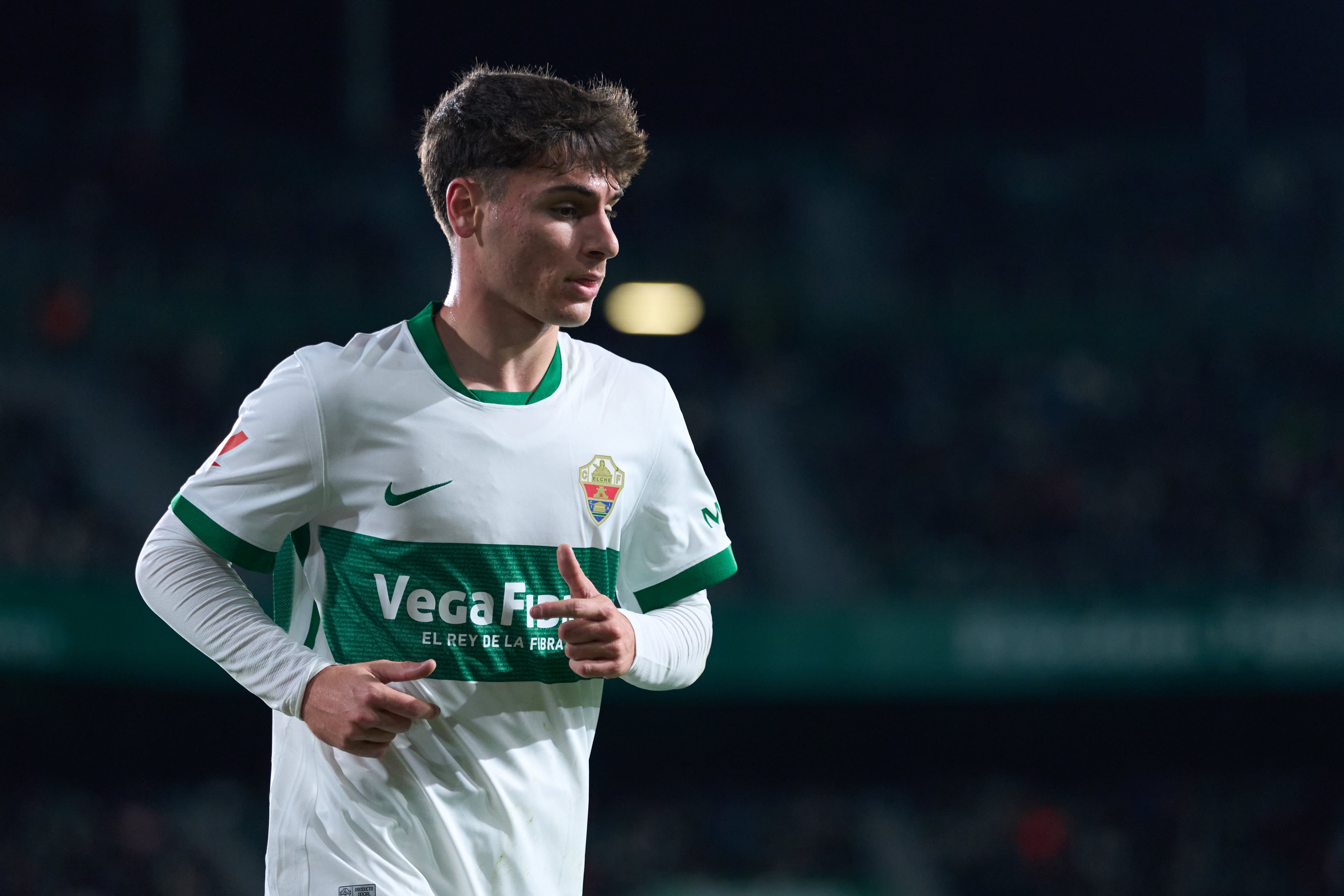 Rodrigo Mendoza, durante el partido entre Elche y Sevilla de LaLiga