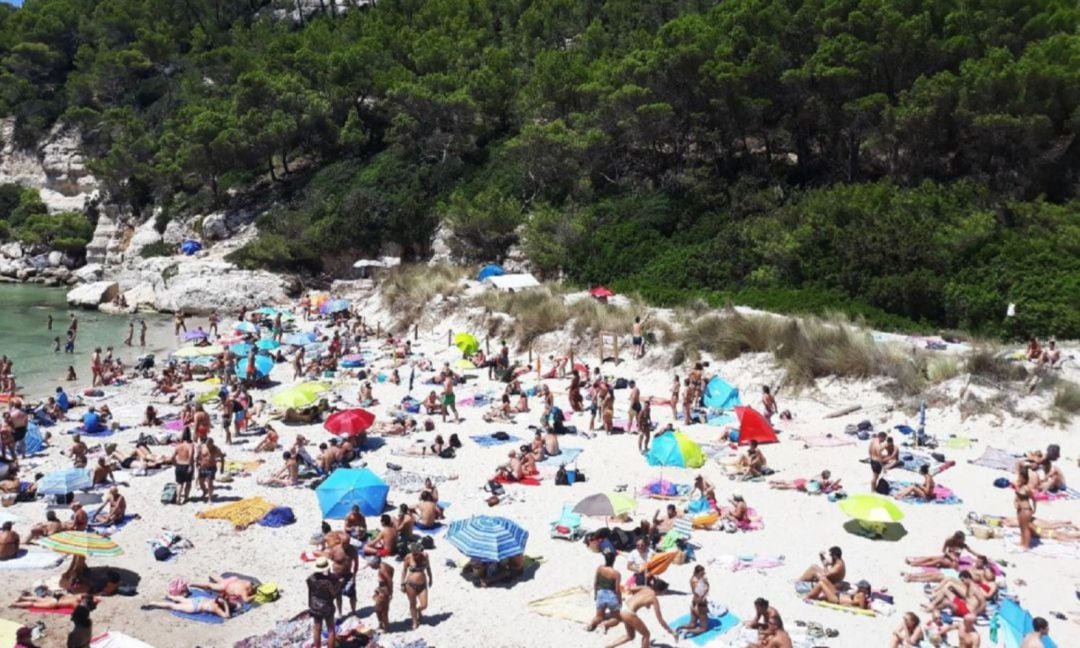 Algunes platges de Menorca pateixen una sobreocupació humana que cal reconduir.