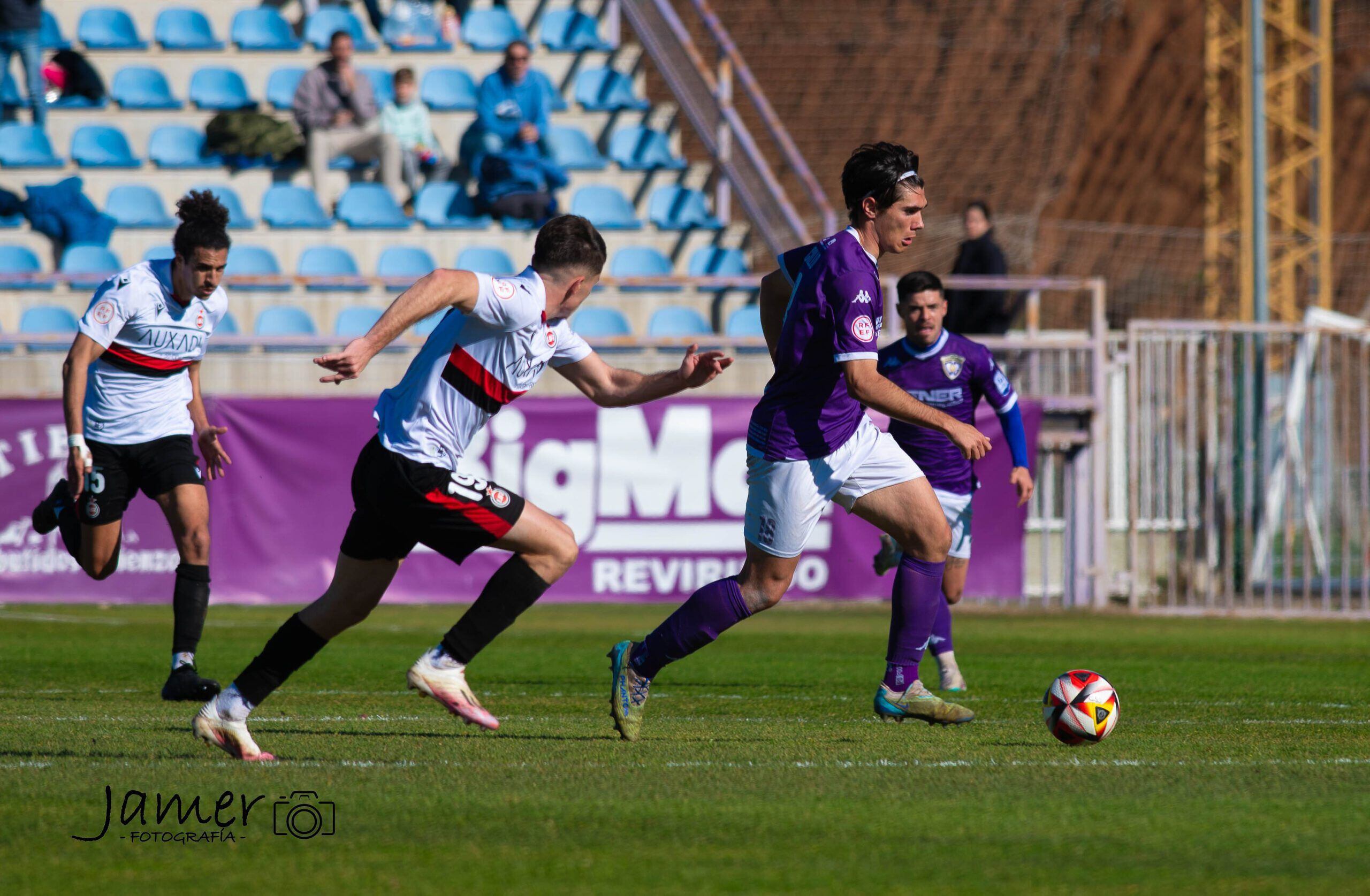 Morcillo conduce el balón ante la atenta mirada de Cheki FOTO: CD Guadalajara (José Andrés Merino)