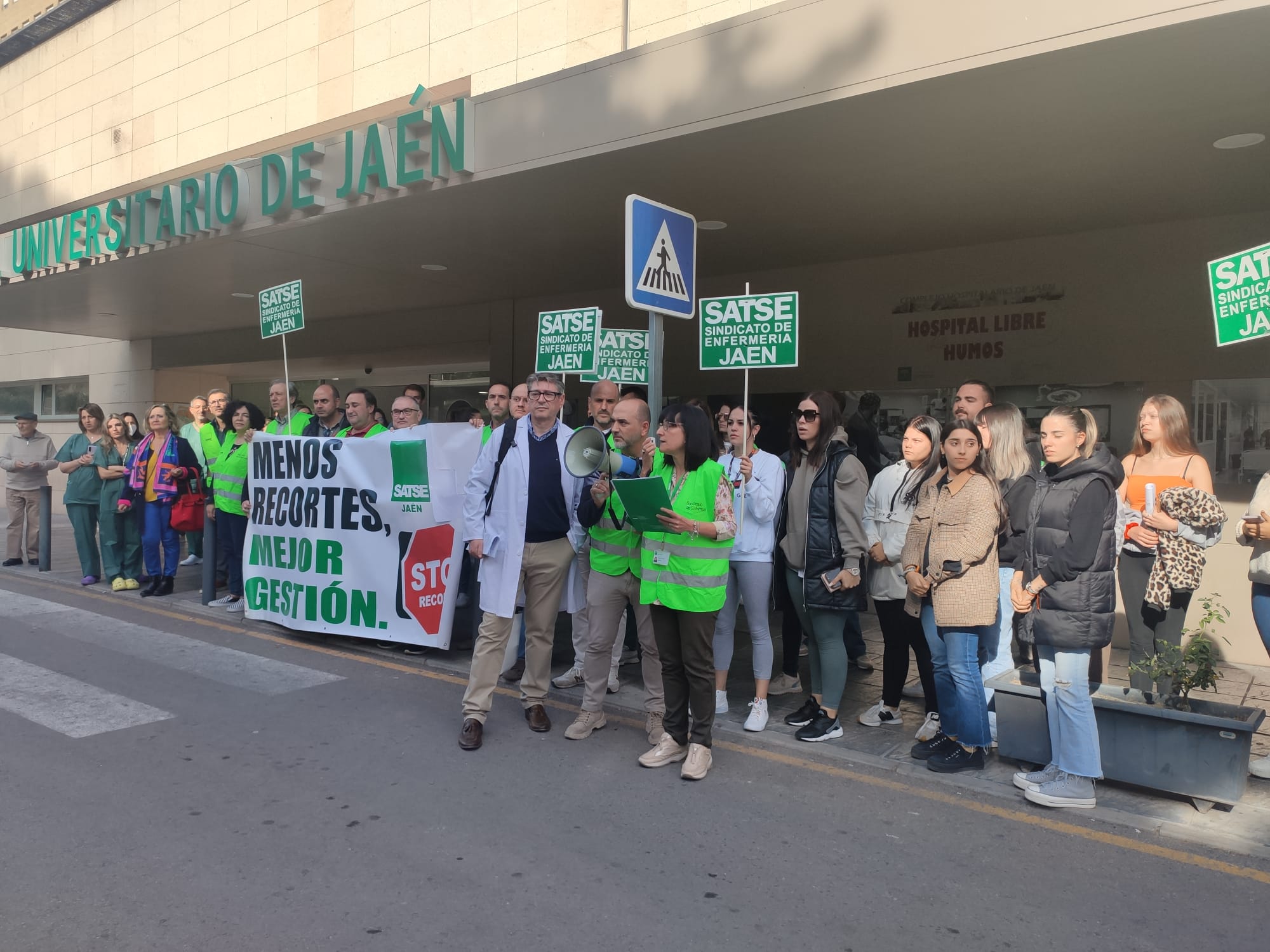 Concentración a las puertas del Hospital Universitario de Jaén convocada por SATSE