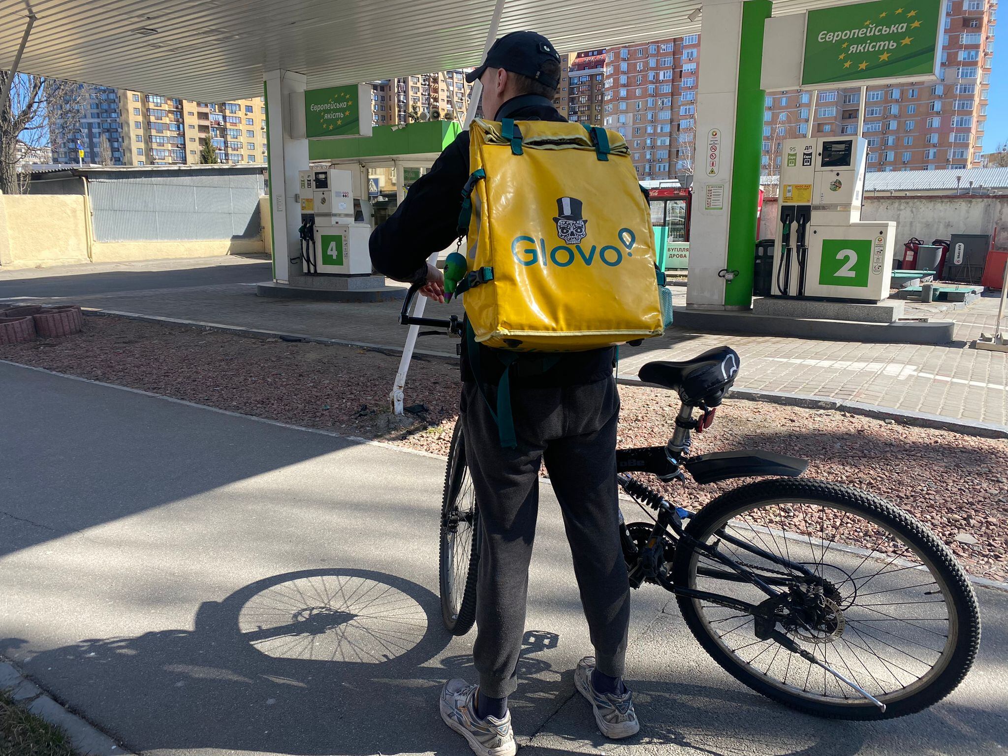 Alexey es uno de los “héroes” de Kiev gracias a los que la ciudad sigue funcionando (a ratos). Muchas personas mayores dependen de estos repartidores para recibir comida o medicamentos.