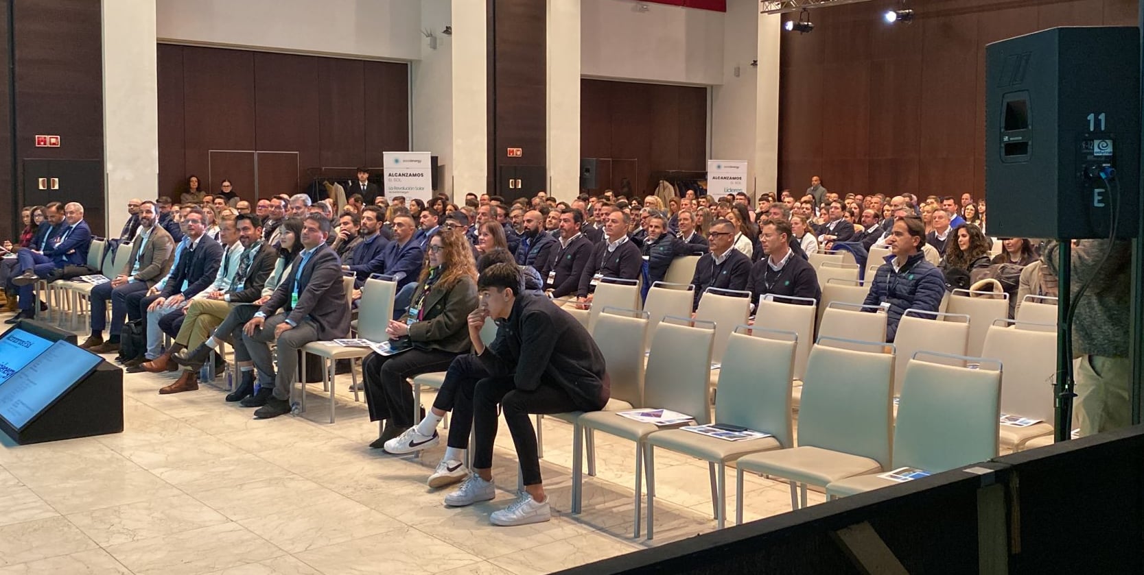 Público y trabajadores asistentes al evento de Social Energy, empresa sevillana de renovables