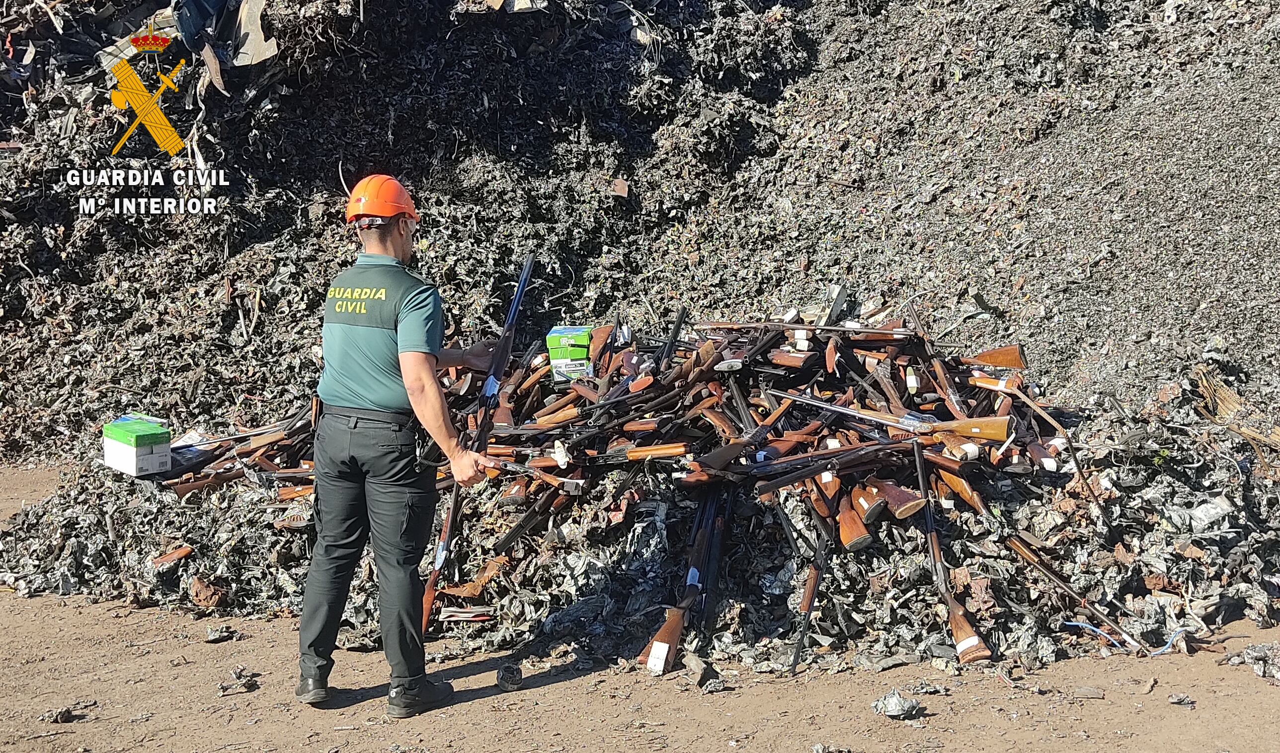 Agente de la Guardia Civil en el momento de la destrucción de las armas