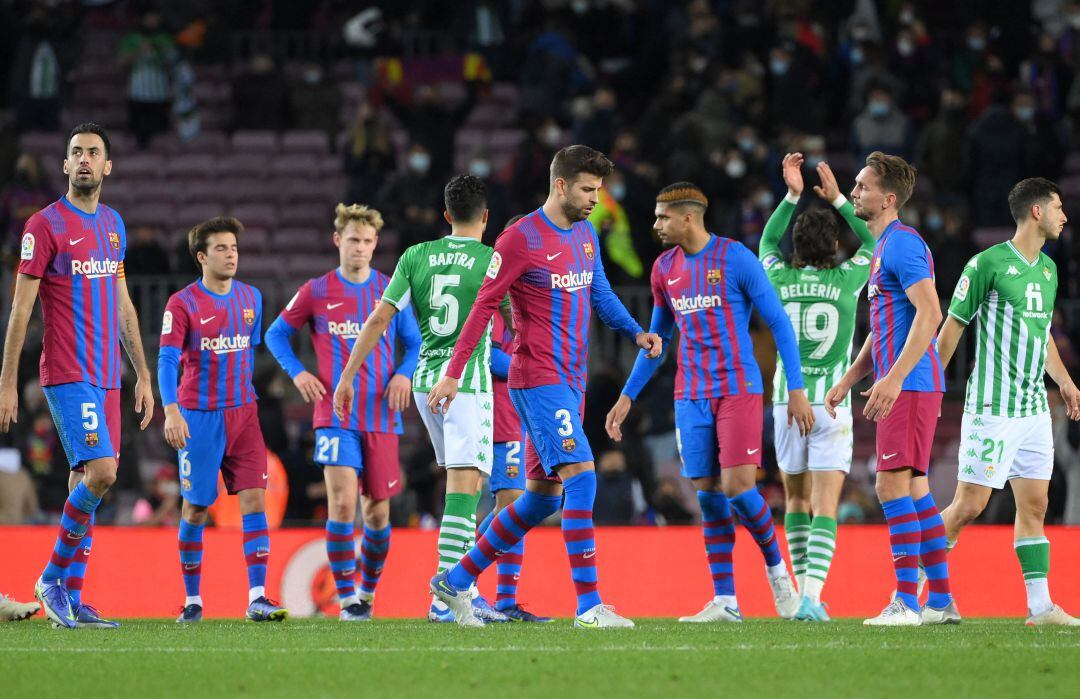 Los jugadores del Barcelona tras la derrota ante el Betis en el partido de ida de Liga