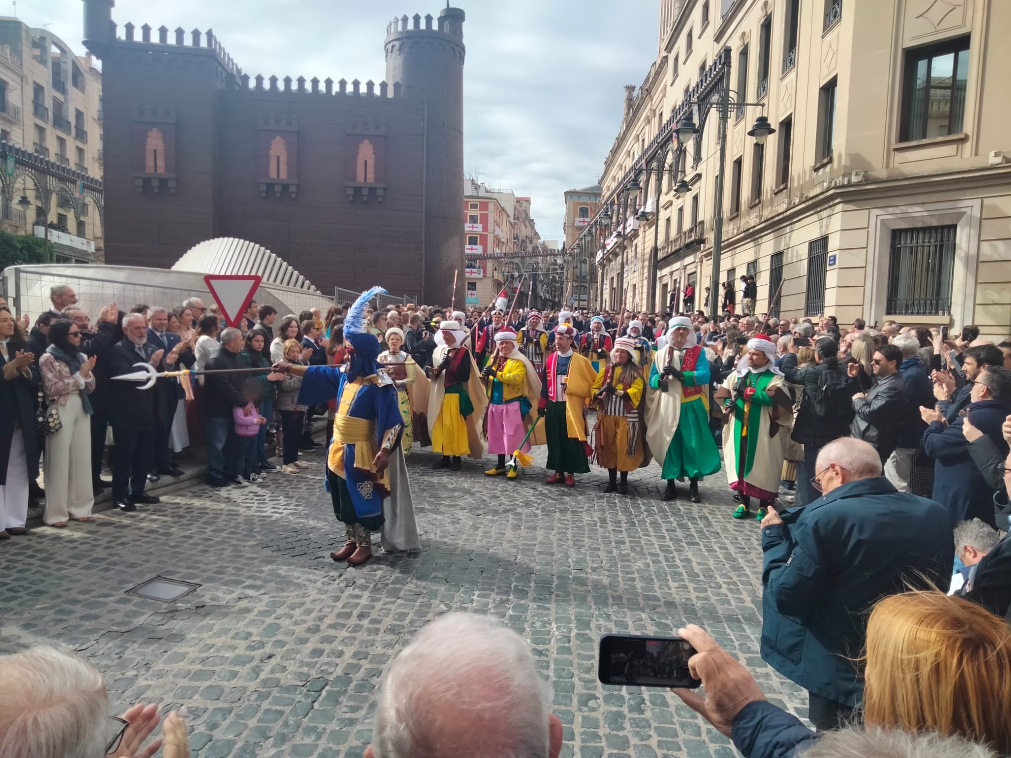 Los glorieros y glorieras del bando moro han dado el primer paso de la Festa desde la plaza de España ante numeroso público.