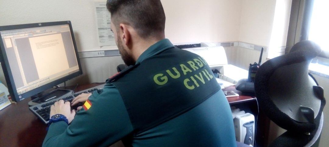 Un guardia civil consulta un ordenador durante la operación realizada.