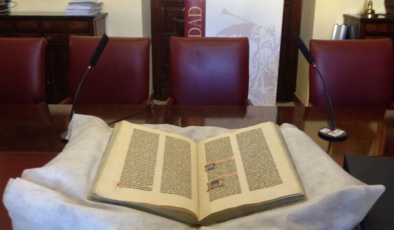 Ejemplar de la Biblia de Gutenberg que se conserva en el fondo antiguo de la Universidad de Sevilla