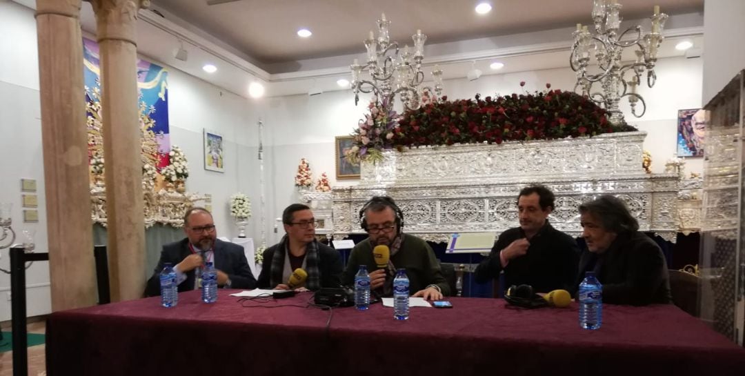 De izquierda a derecha, Manolo Romero, comisario de la exposición; Práxedes Sánchez, presidente del Mercantil; Paco García, presentador del programa Cruz de Guía; y los artistas Jose Cerezal y Javier Grado