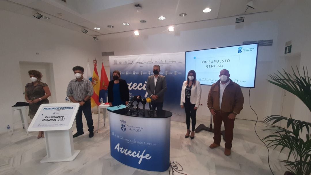 La alcaldesa de Arrecife, Ástrid Pérez (en el centro), junto a los portavoces de Somos Lanzarote (Elizabeth Merino), Nueva Canarias (Armando Santana) y el PSOE (Alfredo Mendoza). También aparecen en la imagen, a la derecha, los concejales María Jesús Tova