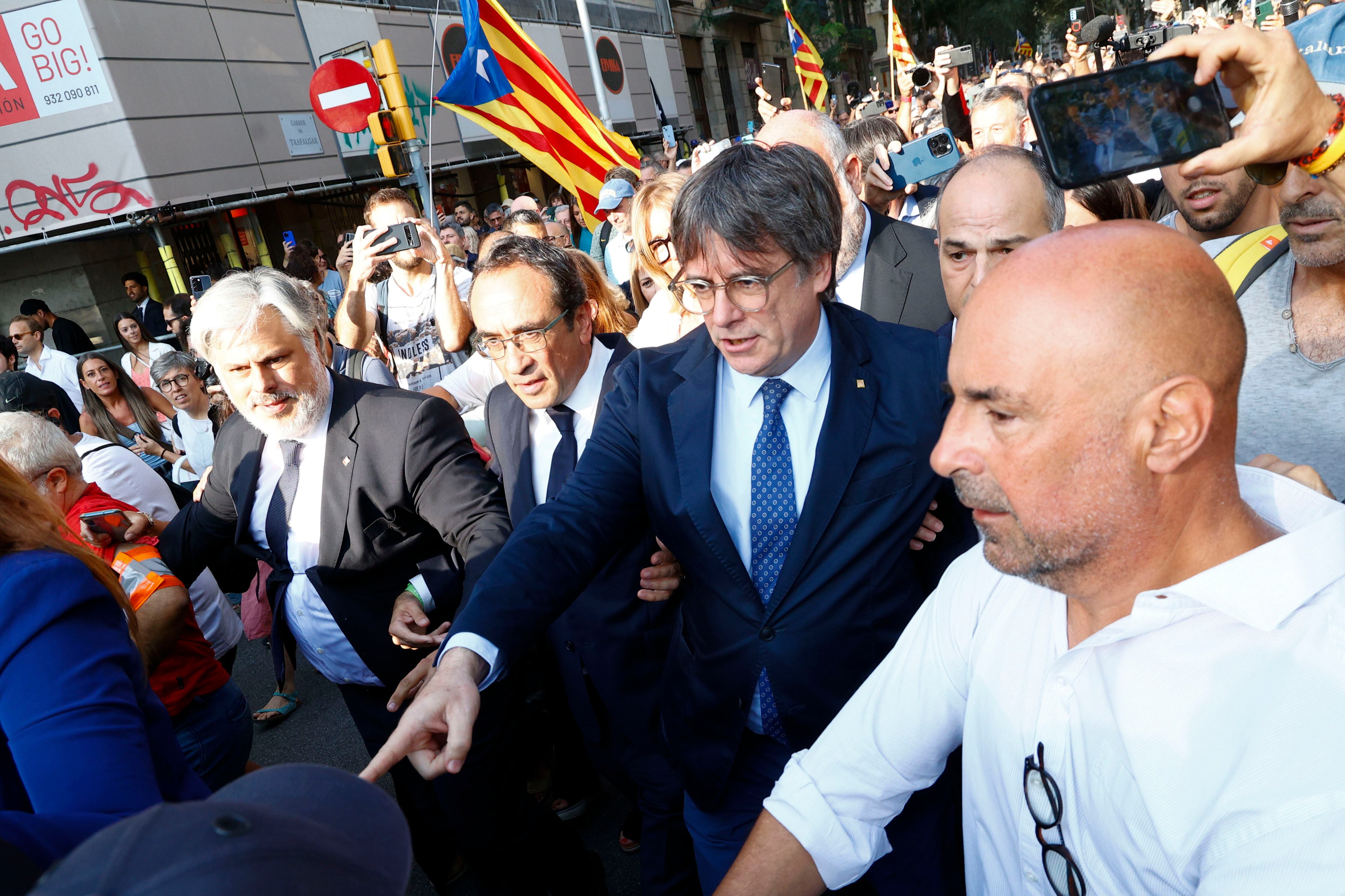 El expresidente de la Generalitat Carles Puigdemont el pasado 9 de agosto en Barcelona acompañado por dirigentes de Junts como Josep Rull, Laura Borrás o Jordi Turull.