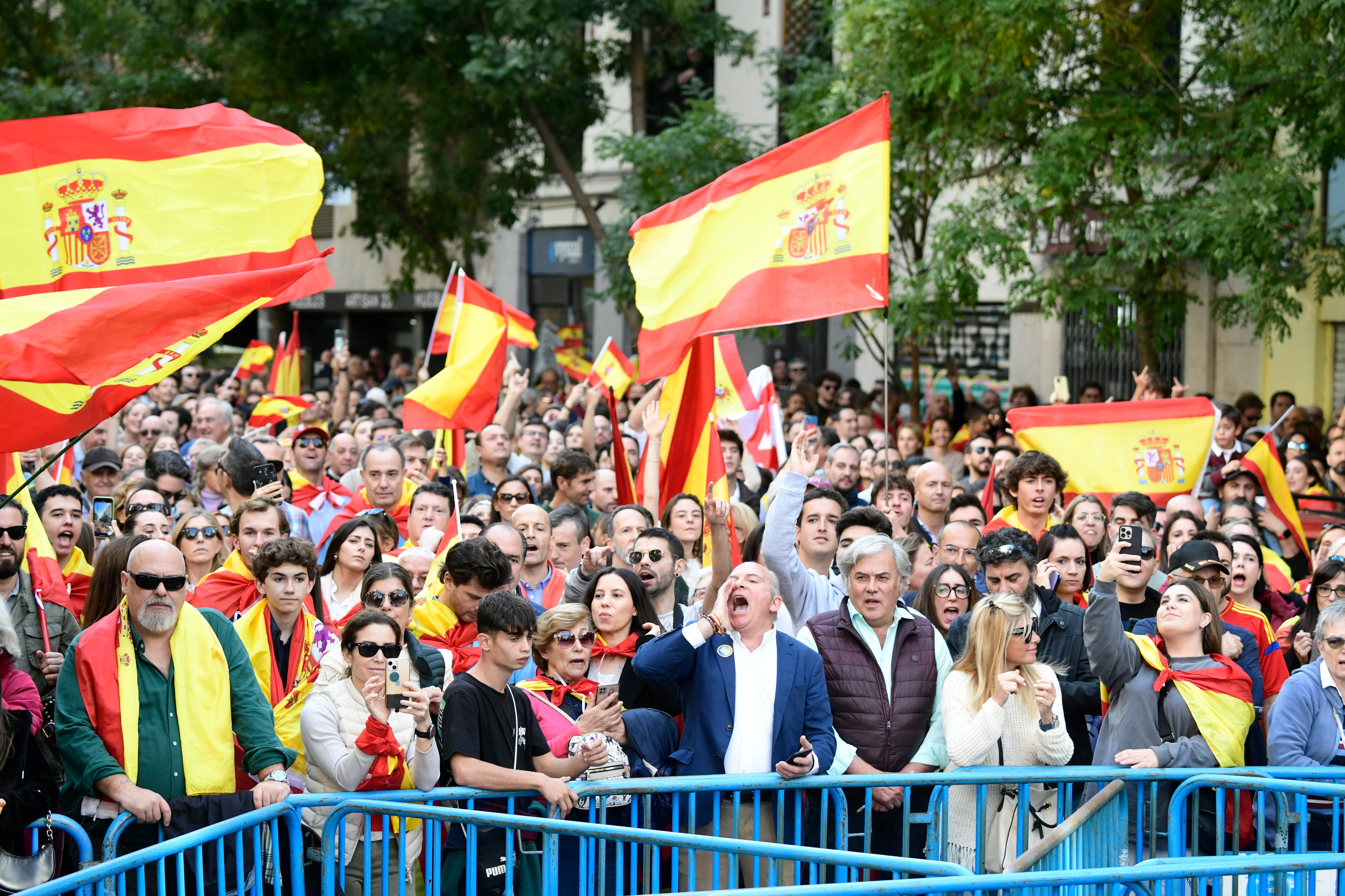 MADRID, 12/11/2023.- Concentración ante la sede del PSOE en la calle Ferraz en Madrid para protestar en contra de la amnistía, este domingo. EFE/ Víctor Lerena
