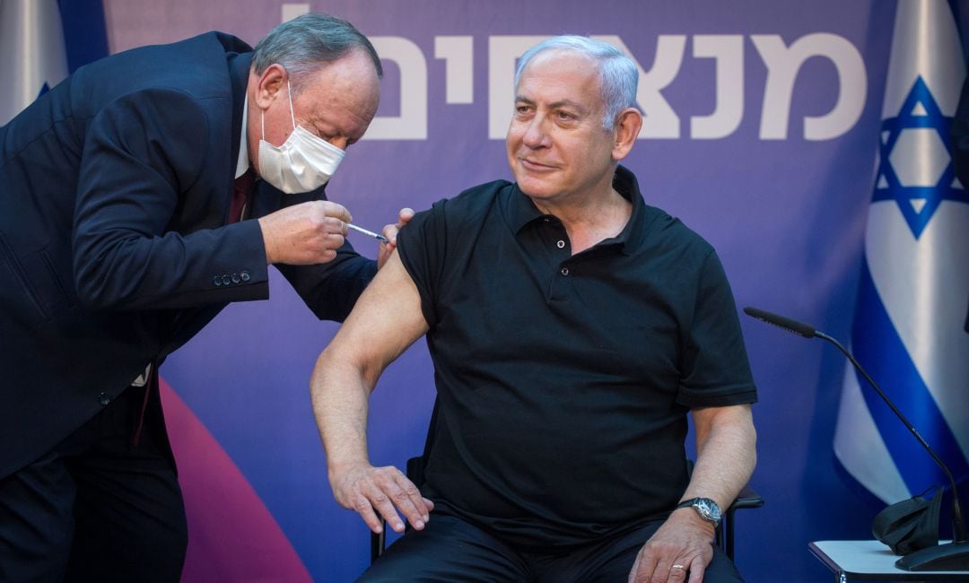 El primer ministro Benjamin Netanyahu, recibiendo la vacuna contra el COVID-19.