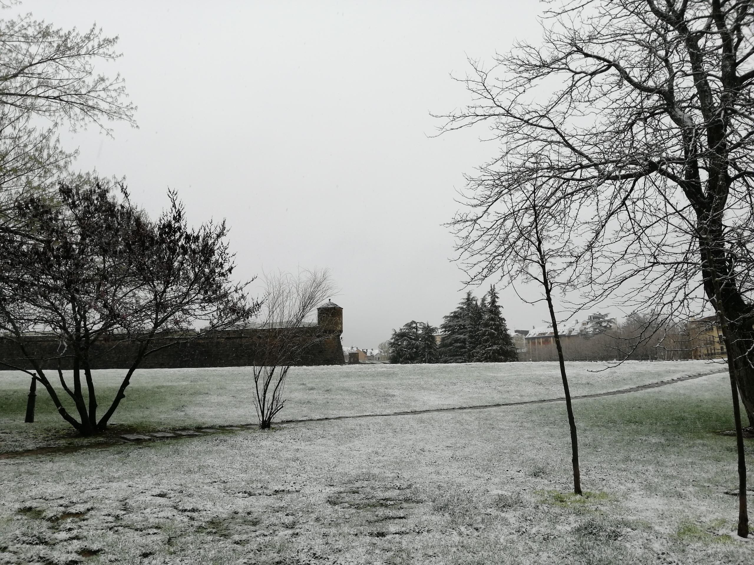 La Ciudadela de Jaca con una ligera capa de nieve este martes por la mañana