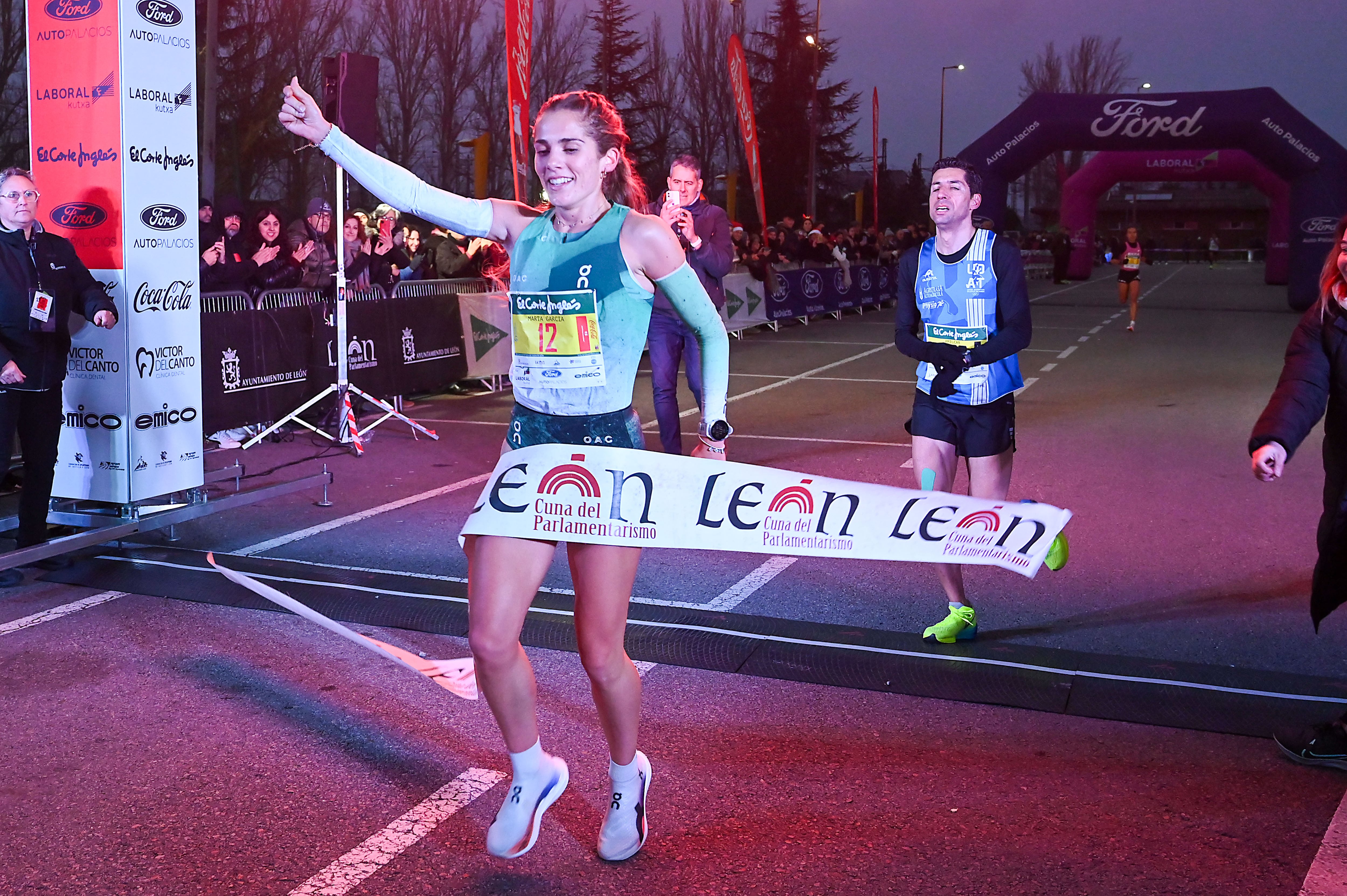 LEÓN (ESPAÑA), 29/12/2024.- La atleta leonesa Marta García se impone en la categoría femenina de la San Silvestre de León 2024 celebrada este domingo. EFE/J.Casares