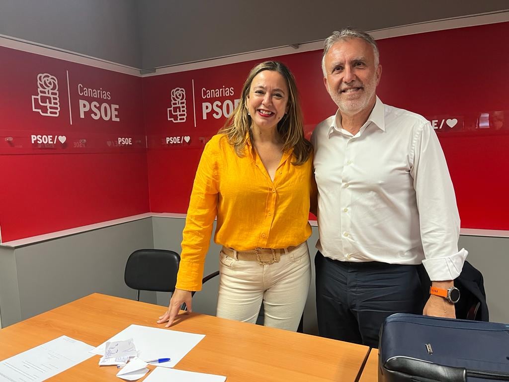 María Dolores Corujo junto a Ángel Víctor Torres.