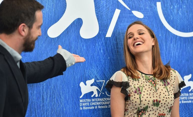 El director chileno Pablo Larrain posa junto a Natalie Portman en la presentación de &#039;Jackie&#039; en el festival Venecia