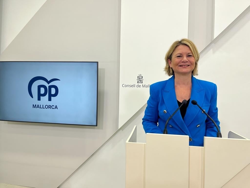 La portavoz del grupo de consellers del PP en el Consell de Mallorca, Núria Riera, en una rueda de prensa el pasado martes por la mañana
PP
17/10/2023