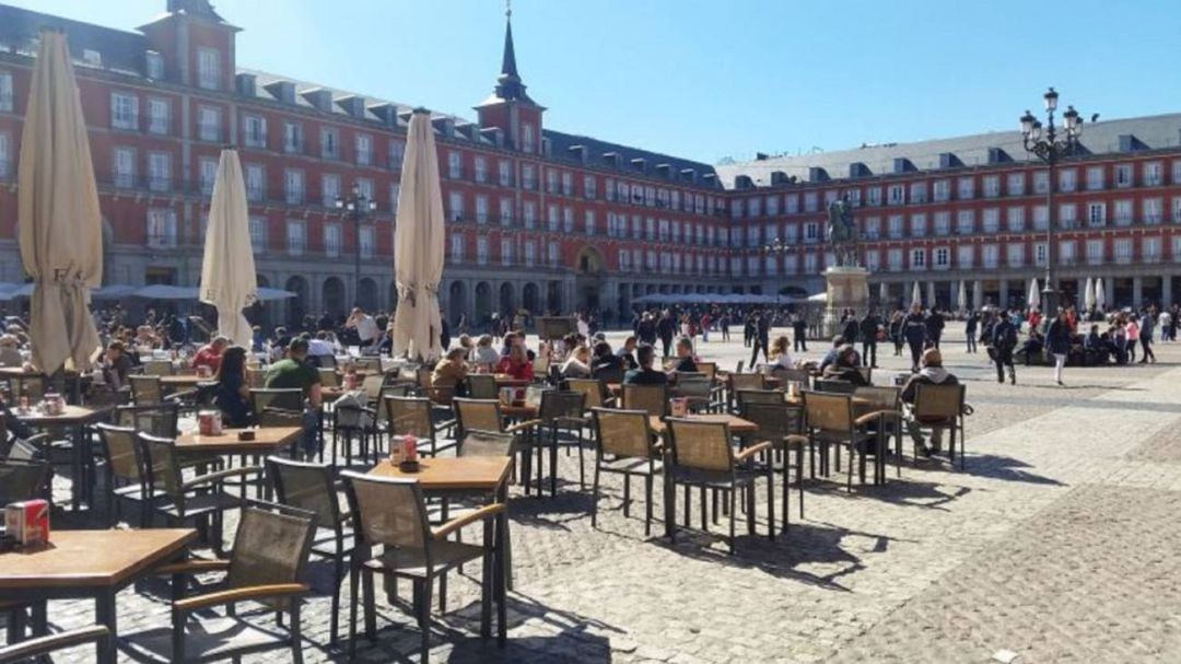 Terrazas de bares en la Plaza Mayor de Madrid.