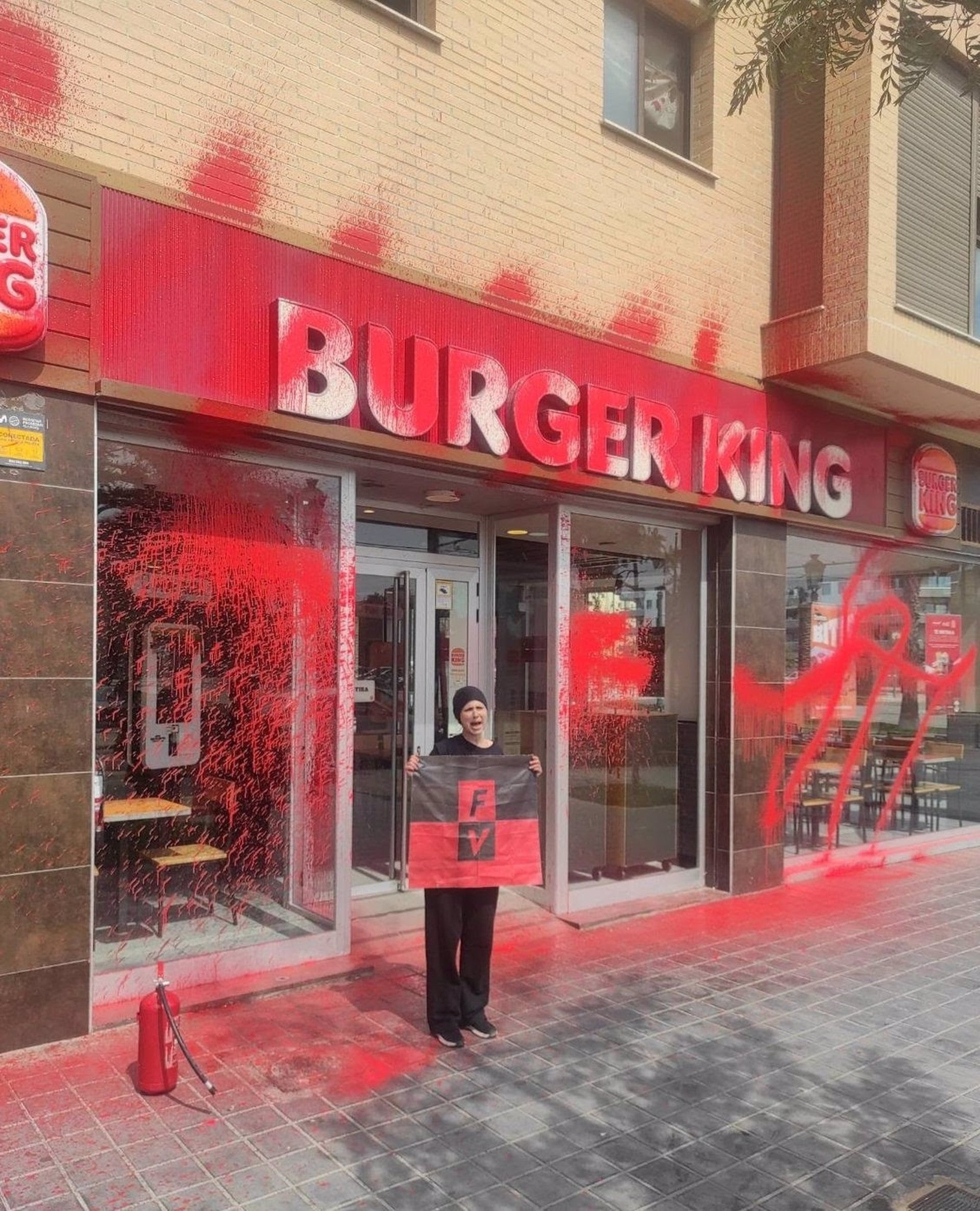 11/06/2023 Futuro Vegetal tira &quot;sangre&quot; en un Burguer King para denunciar &quot;responsabilidad de corporaciones en la crisis climática&quot;.

Una activista del colectivo climático Futuro Vegetal ha rociado este domingo la fachada de un Burguer King de la calle Dr Lluch de València con pintura roja biodegradable, mediante un extintor, para denunciar la &quot;responsabilidad de las grandes corporaciones como Burguer King, Mc Donalds o KFC en la crisis climática y en la sobreexplotación de recursos&quot;.

COMUNIDAD VALENCIANA ESPAÑA EUROPA ESPAÑA EUROPA VALENCIA COMUNIDAD VALENCIANA SOCIEDAD
FUTURO VEGETAL
