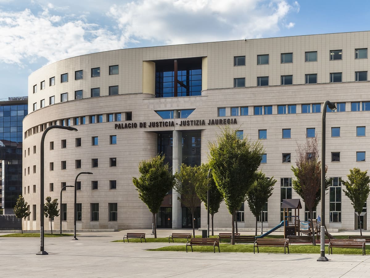 Histórica sentencia en Navarra: 180 años de prisión por grabar a 42 mujeres en baños y probadores