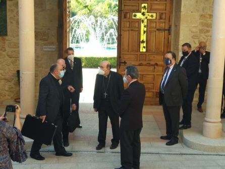 El arzobispo de Burgos, Don Fidel Herráez, a su llegada a la Ermita de la Virgen de las Viñas.