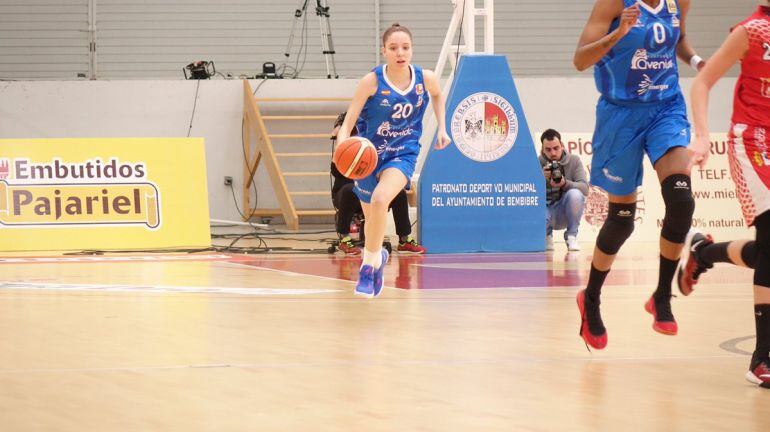 Imagen de Alba Pedrosa, en acción ante Bembibre. Foto de @cbavenida.