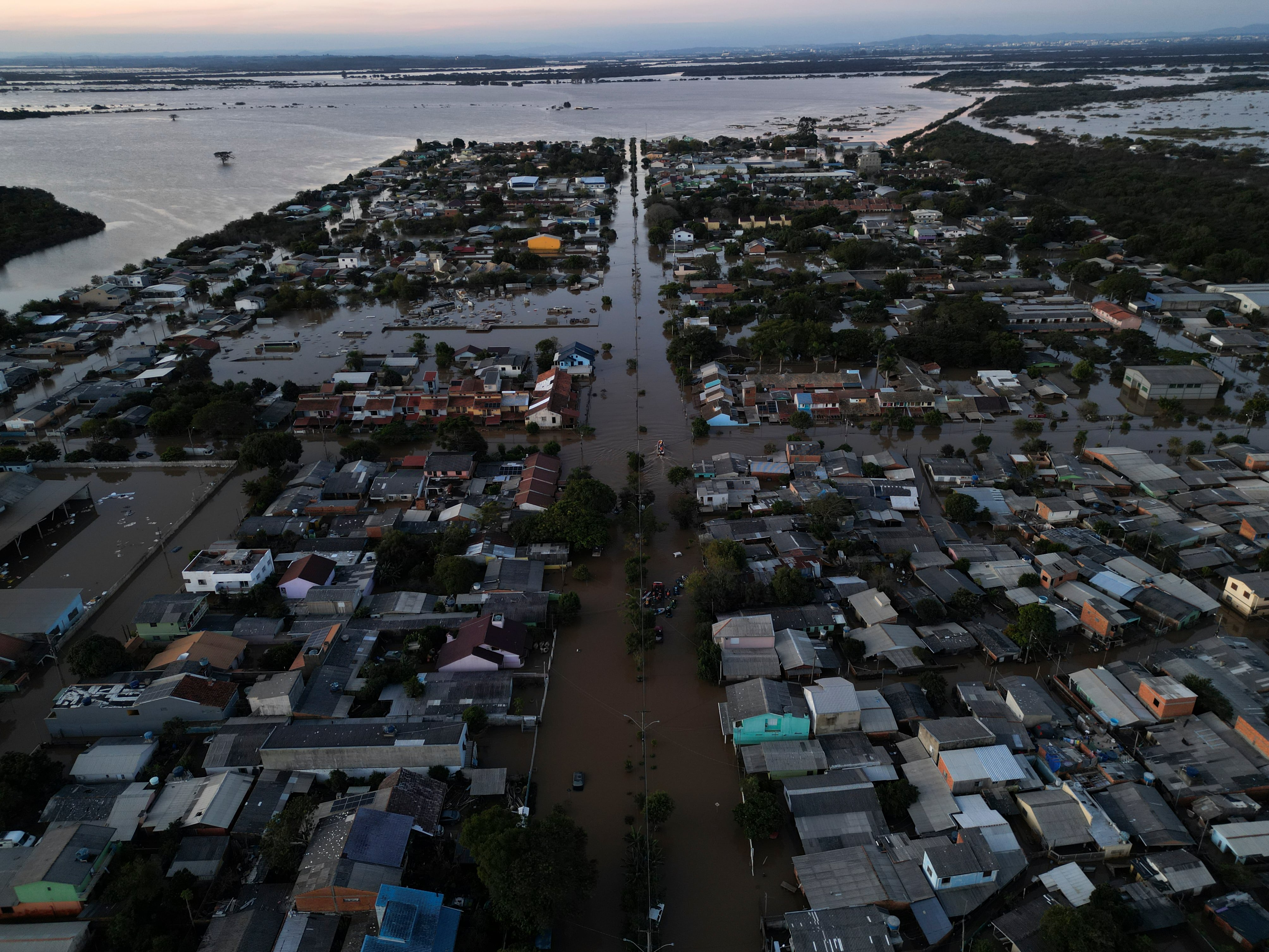 Fotografía aérea que muestra la magnitud de una inundación este jueves en Eldorado, región metropolitana de Porto Alegre (Brasil)